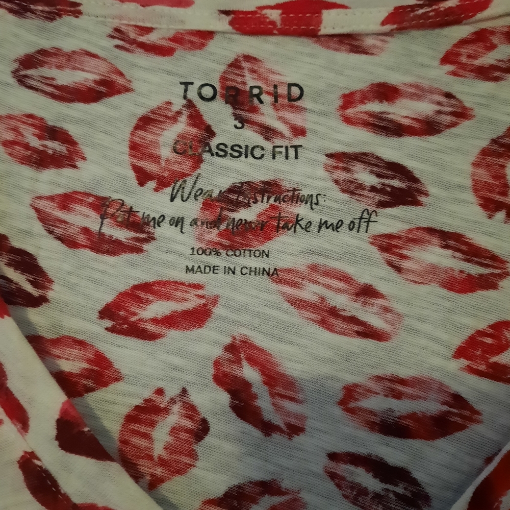 Torrid sz 3 t-shirt - Picture 3 of 3